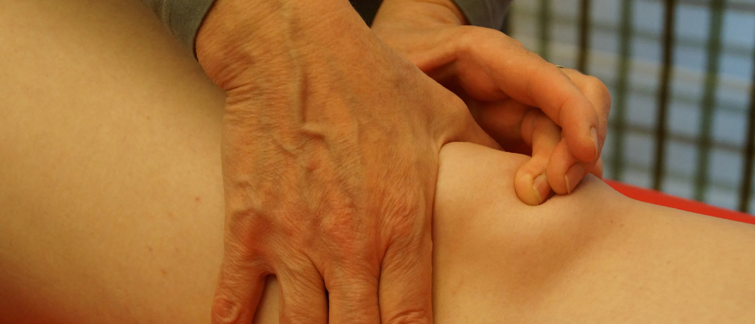 quadriceps-infrapatellar-transverse-friction-massage-2560x1100.jpg